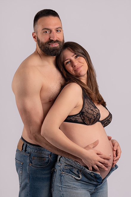 foto di una coppia in attesa di un neonato
