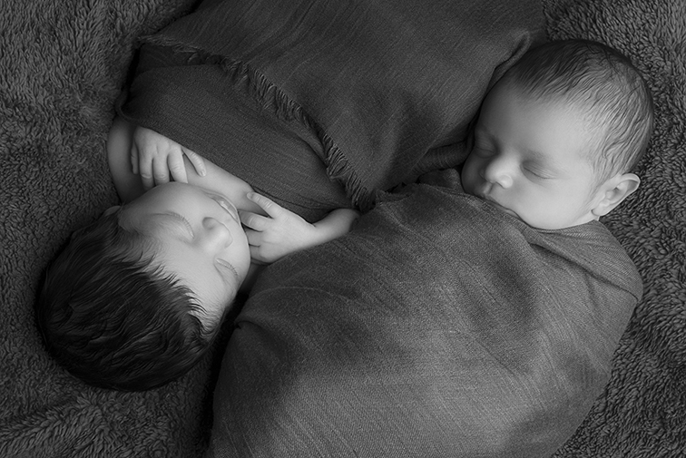 foto newborn in bianco e nero di due gemelli bellissimi