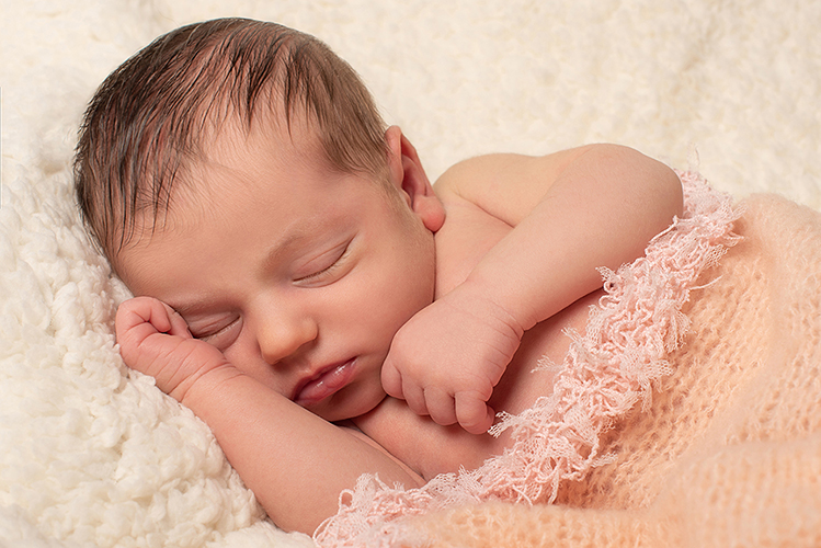una bimba neonata che dorme
