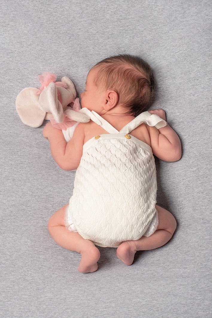 neonata che dorme a pancia in giù