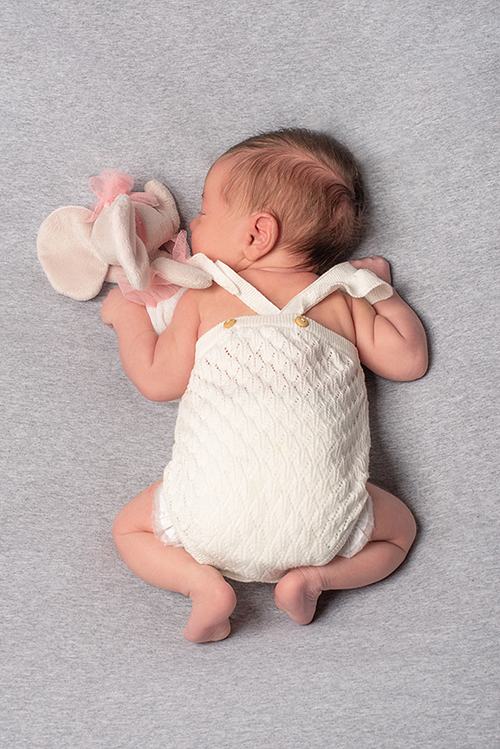 neonata che dorme a pancia in giù