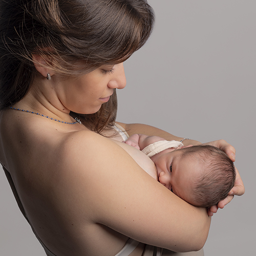 una mamma che allatta suo figlio
